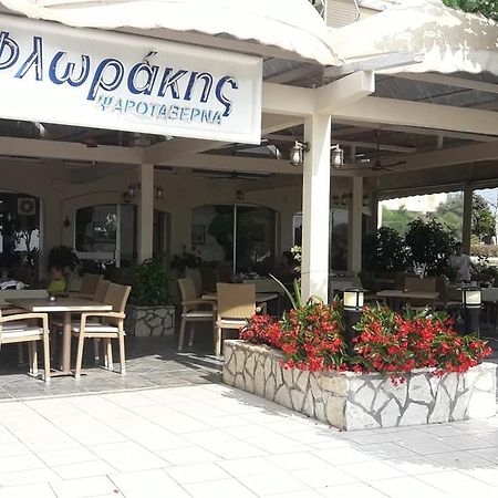 Hotel Florakis Livanátai Eksteriør billede